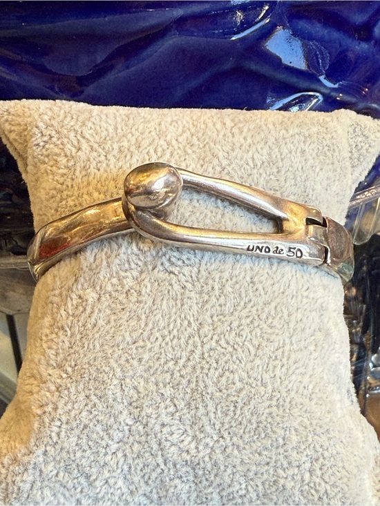 UNO de 50 Jewelry - Uno De 50 Bracelet Sping Leaded Ball Eye Closure Bangle